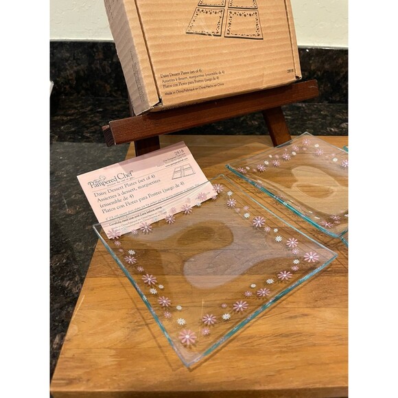 The Pampered Chef Set of 4 Square Glass Daisy Dessert Plates - Picture 3 of 9